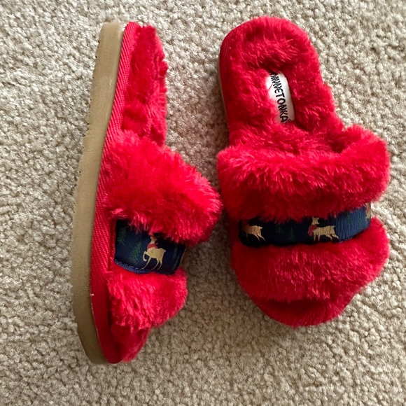 NWOT Minnetonka Kids' girls boys christmas holiday Reindeer Lizzie Slipper shoes - Picture 2 of 6